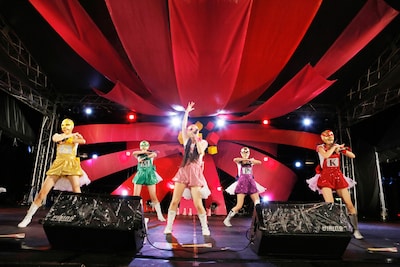 8月18日の「SUMMER SONIC 2012」大阪公演には覆面をかぶって登場。 Courtesy of SUMMER SONIC 2012 / photo by Hajime Kamiiisaka