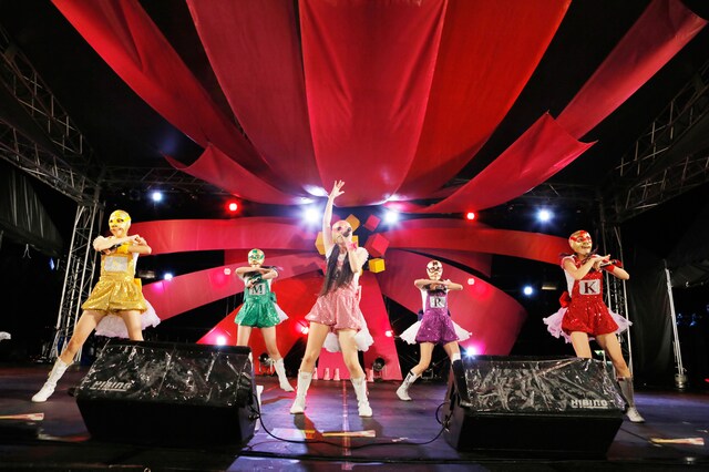 8月18日の「SUMMER SONIC 2012」大阪公演には覆面をかぶって登場。 Courtesy of SUMMER SONIC 2012 / photo by Hajime Kamiiisaka