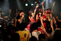 写真は「夏の魔物～秋葉原で現状炎上洗浄～」の様子。