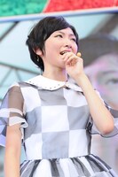 感涙する生駒里奈。