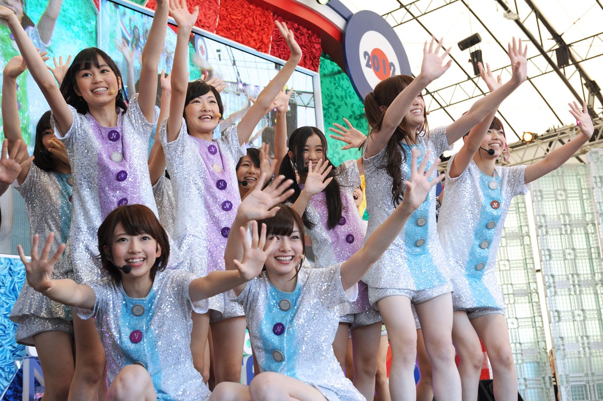 「会いたかったかもしれない」を披露する乃木坂46選抜メンバー。