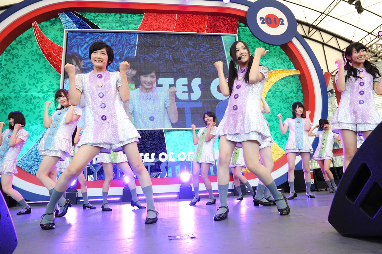 「走れ！Bicycle」を披露する乃木坂46選抜メンバー。