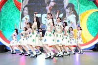 「涙がまだ悲しみだった頃」を披露する乃木坂46アンダーメンバー。