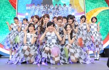 「ぐるぐるカーテン」を披露する乃木坂46選抜メンバー。