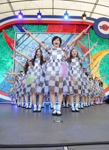 「乃木坂の詩」を披露する乃木坂46。