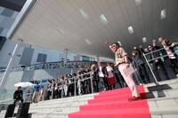 ギルガメッシュの左迅の音頭で、気合を入れる出演アーティストたち。（撮影：西槙太一）