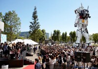 ガンダムのふもとで行われた「JROCK EVOLUTION 2012」ワールドプレミアの様子。（撮影：青木早霞[PROGRESS-M]）