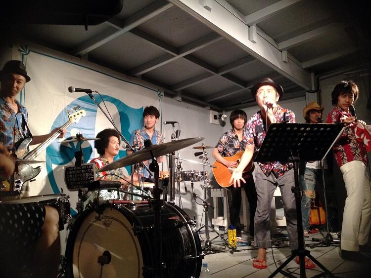 怒髪天とSCOOBIE DOによるフリーライブの模様。