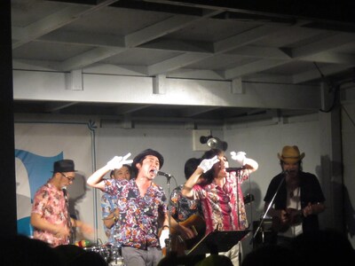 怒髪天とSCOOBIE DOによるフリーライブの模様。