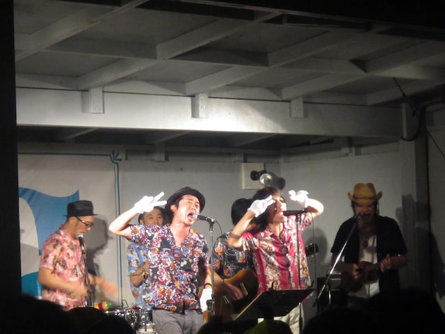 怒髪天とSCOOBIE DOによるフリーライブの模様。