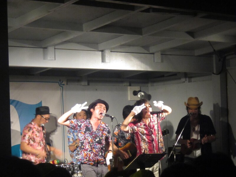 怒髪天とSCOOBIE DOによるフリーライブの模様。