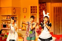 「君の知らない物語」を歌う葵わかな、荒川ちか、高橋優里花（写真左から）。