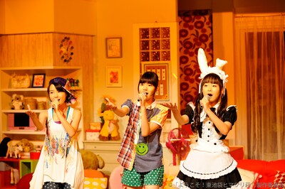 「君の知らない物語」を歌う葵わかな、荒川ちか、高橋優里花（写真左から）。