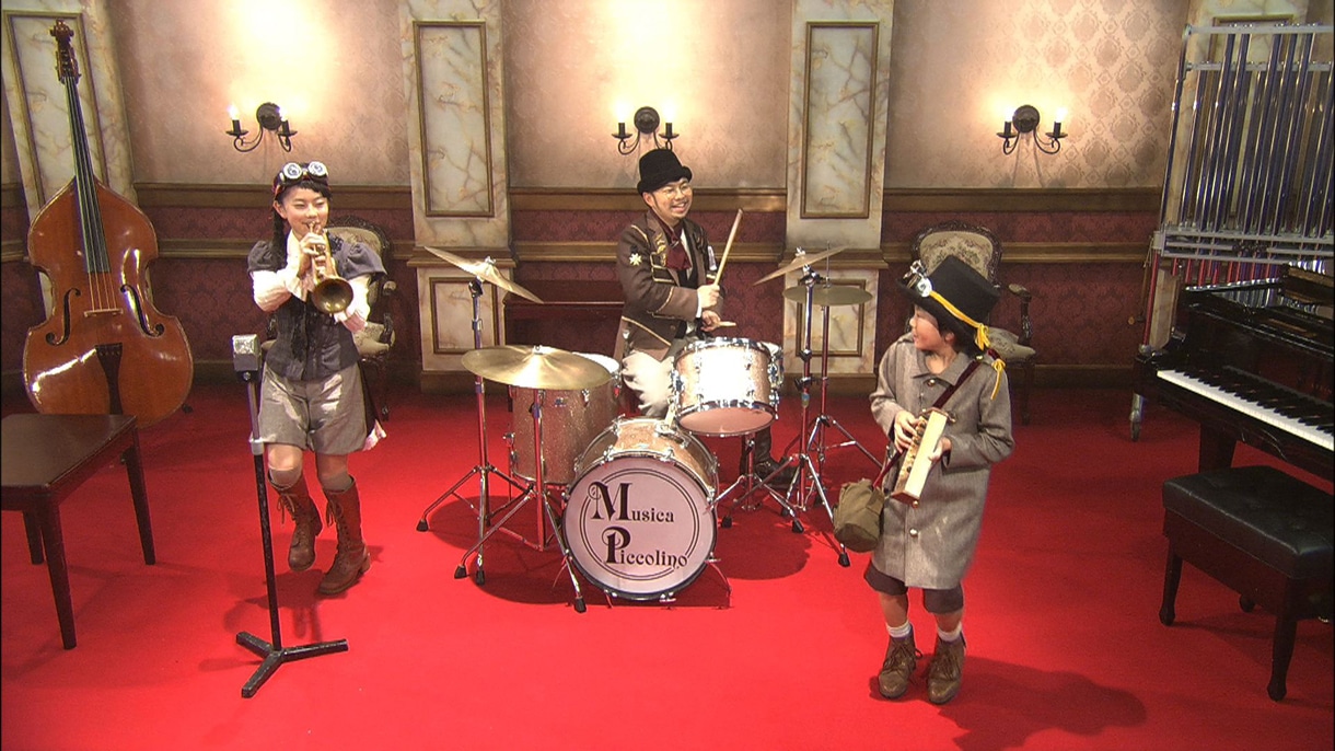 楽器を演奏するモンストロのドクターと見習い小学生。