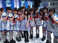 収録後、トークセットでの miwaとエビ中のオフショット。