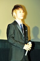 今週の人気の画像9位は「UVERworld、映画『THE SONG』公開初日にスーツで舞台挨拶」より、TAKUYA∞。