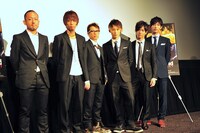今週の人気の画像6位は「UVERworld、映画『THE SONG』公開初日にスーツで舞台挨拶」より、UVERworldと中村哲平監督（写真左）。