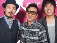 スタジオライブ収録後のスキマスイッチと藤井フミヤ。