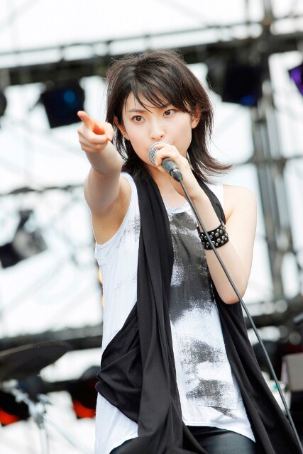 「SETSTOCK'12 10th Anniversary in Bihoku」にてライブを披露する家入レオ。