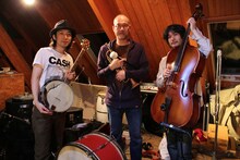 左から、おおはた雄一、芳垣安洋、伊賀航。