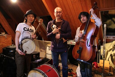 左から、おおはた雄一、芳垣安洋、伊賀航。