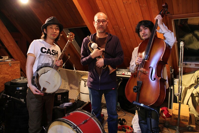 左から、おおはた雄一、芳垣安洋、伊賀航。