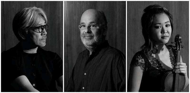 左から、坂本龍一、ジャキス・モレレンバウム、ジュディ・カン。