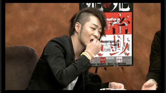 平然とサソリを食べるミヤ。