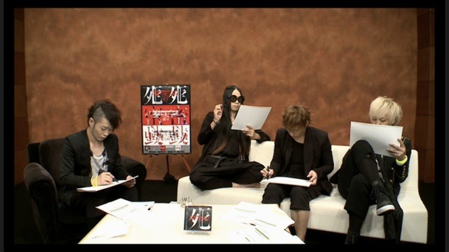 「激場盤MUCC-ムック-『ROAD TO SASORI』～MUCC THE QUIZ～」でクイズに答えるムックの4人。