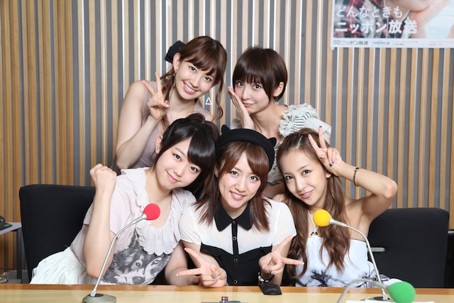 写真前列左から峯岸みなみ、高橋みなみ、板野友美、小嶋陽菜、篠田麻里子。