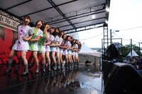 ミニライブで「おいでシャンプー」を披露する乃木坂46。