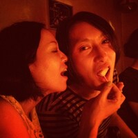 日暮愛葉（写真左）とテクマ！（右）。