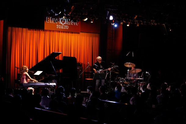 「矢野顕子トリオ featuring ウィル・リー and クリス・パーカー」ブルーノート東京公演の模様（写真は18日公演）。（撮影：佐藤拓央）