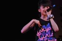 写真は8月18日に渋谷duo MUSIC EXCHANGEで行われた定期ライブより、新井ひとみ。