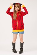 「EVA×mmts 機体総柄パーカ」。しょこたんが写真で着用しているレッドのほかにパープルもある。
