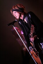 写真は8月24日に行われたBIG CAT公演での清春。
