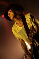 写真は8月24日に行われたBIG CAT公演での清春。