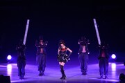 初のソロ曲「プラスティックの唇」をパフォーマンスする篠田麻里子。 (C)AKS