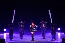 初のソロ曲「プラスティックの唇」をパフォーマンスする篠田麻里子。 (C)AKS