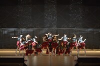 「RIVER」をパフォーマンスするAKB48。 (C)AKS