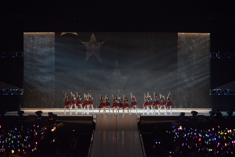 「RIVER」をパフォーマンスするAKB48。 (C)AKS