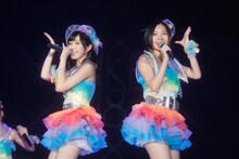 渡辺麻友、松井珠理奈（写真左から） (C)AKS