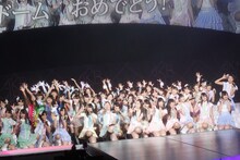 「涙サプライズ！」を披露するHKT48、SKE48、NMB48、JKT48。 (C)AKS