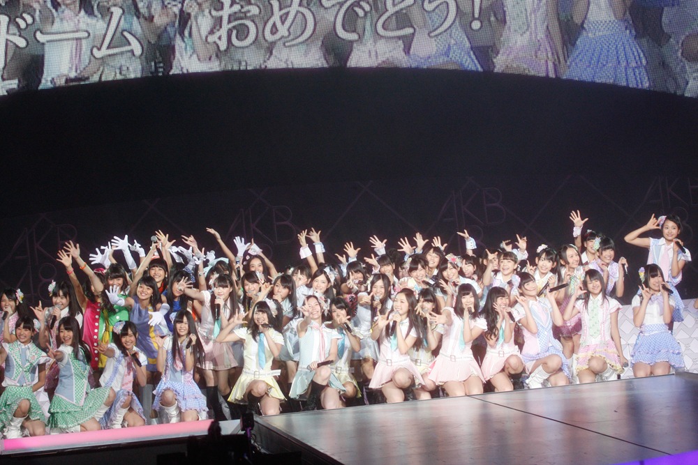 「涙サプライズ！」を披露するHKT48、SKE48、NMB48、JKT48。 (C)AKS