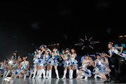 「ギンガムチェック」を披露するAKB48。 (C)AKS