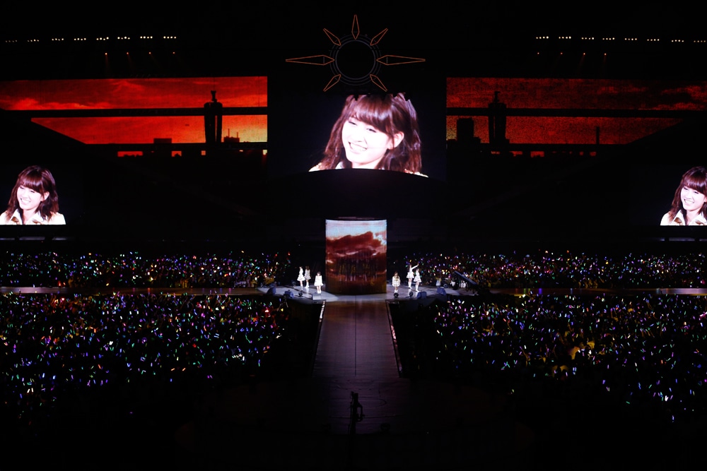 「夕陽を見ているか？」を披露するAKB48初期メンバー。 (C)AKS