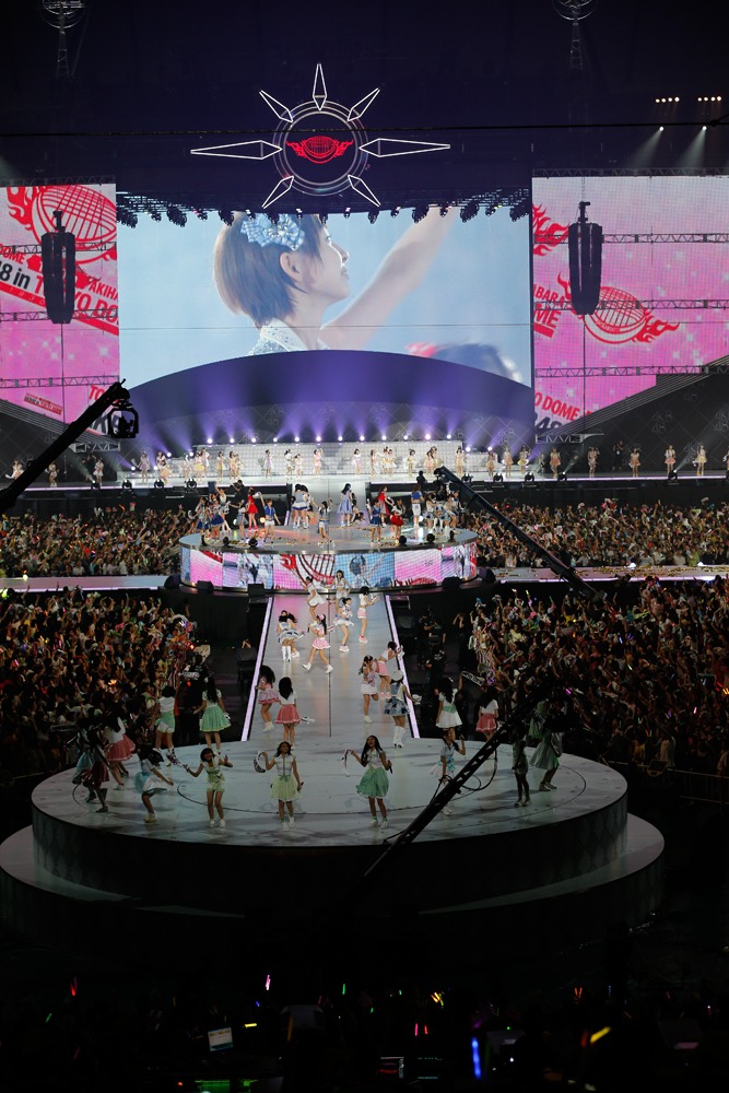 ラストナンバー「ひこうき雲」を披露するAKB48。 (C)AKS