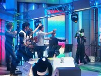 オープニングの収録風景。雄叫びを上げながら登場するデーモン閣下。