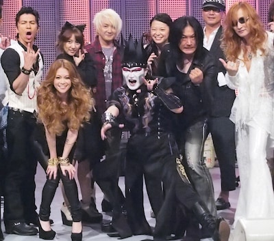 ゲストの小柳ゆき、デーモン閣下、ANCHANGを囲んでの記念撮影。