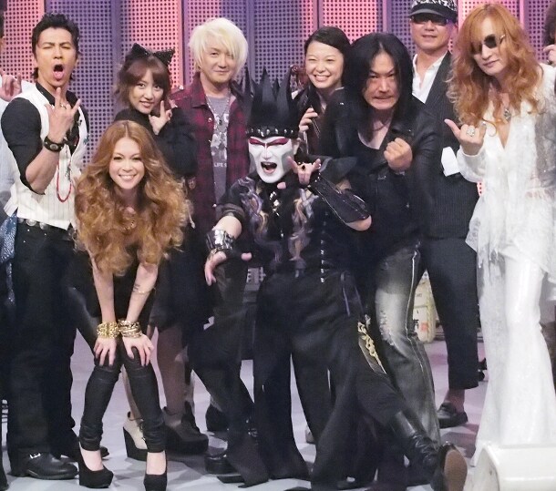 ゲストの小柳ゆき、デーモン閣下、ANCHANGを囲んでの記念撮影。